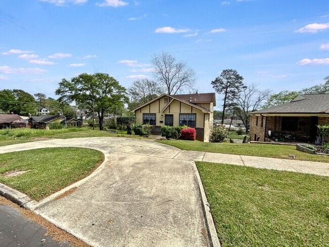 4-Bedroom Home in a Convenient Location / ... - 4-Bedroom Home in a Convenient Location / ...