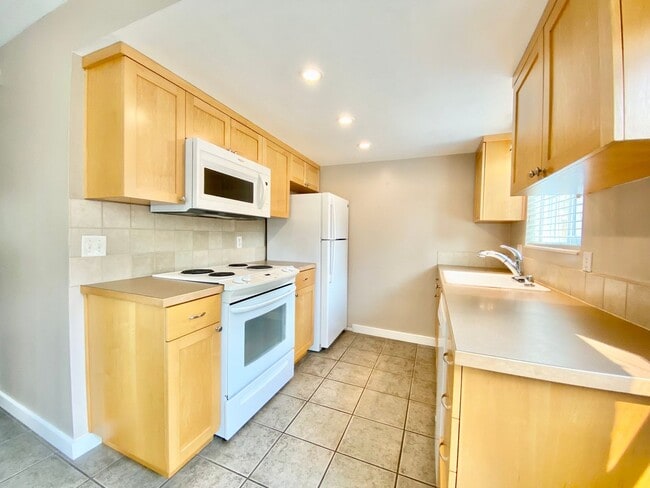 Photo - Charming Townhome in Bellevue's Newport Hills Community
