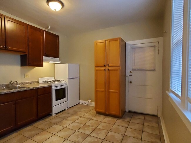 Building Photo - 1927 E Hillcrest Ave Unit 3