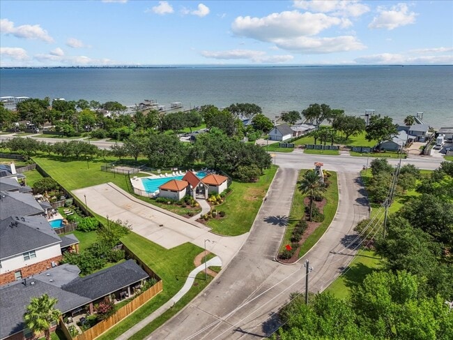 Building Photo - 207 Sea Breeze Dr