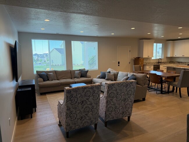 Photo - 1014 W Netleaf St Unit Luxury Basement Rental