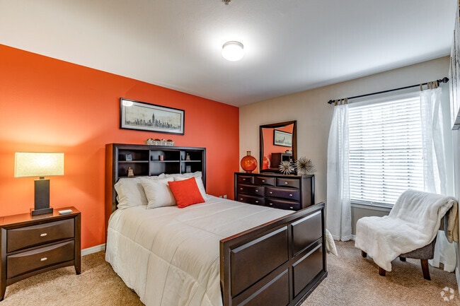 2 BR, 2 BA - 1,020SF