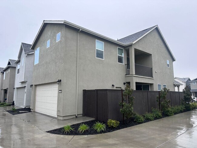 Photo - Beautiful/Spacious 3/2.5 (SOLAR) Natomas!  Please reference ad for viewings!