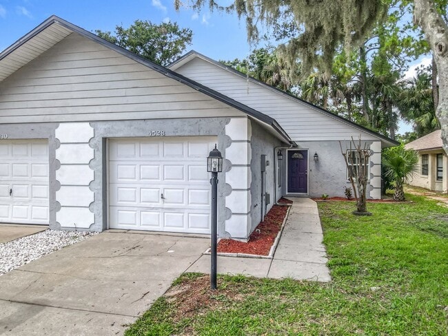 Building Photo - UPDATED 2 Bed, 2 Bath Home with Screened L...