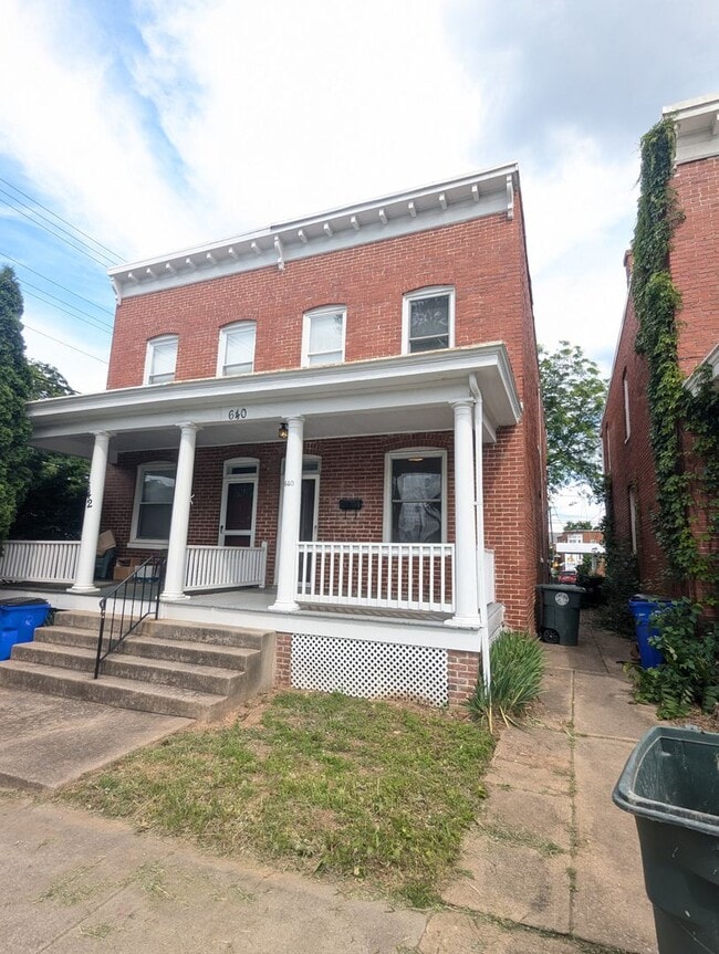Building Photo - Charming Historic townhouse in downtown Frederick available mid June!