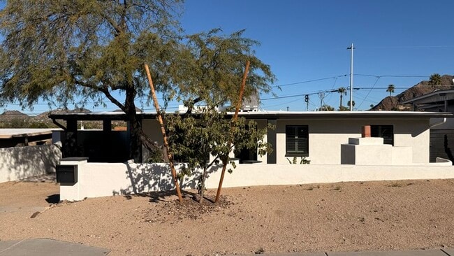 Building Photo - Mountain Views and Huge Yard