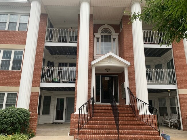 Building Photo - Nice Large Condo on Ground Level for Rent ...
