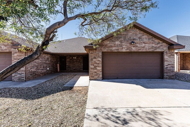 Building Photo - Beautiful, Spacious Duplex in South Lubbock Unit A