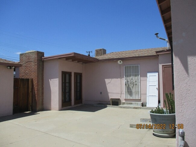 1421 1/2 El Rancho Dr