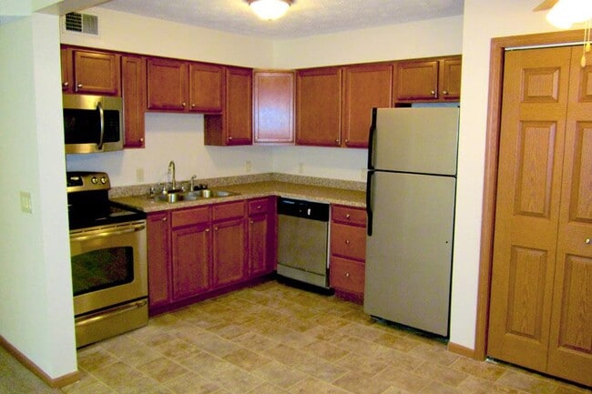 Photo - COLONIAL GARDENS APARTMENTS