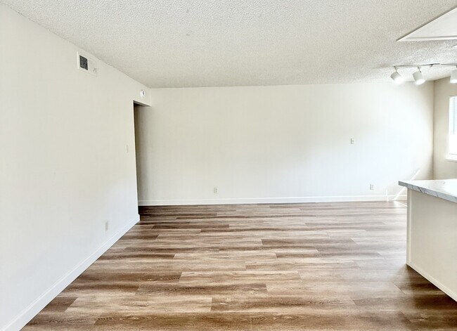 Photo - 2120 Chrysler Dr