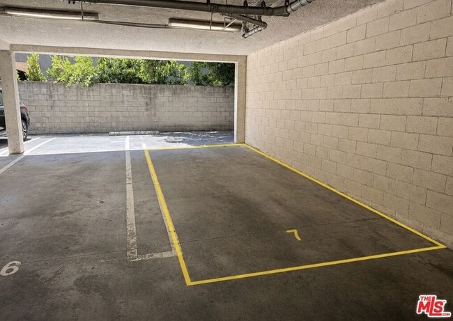 Building Photo - 13406 Moorpark St Unit 102