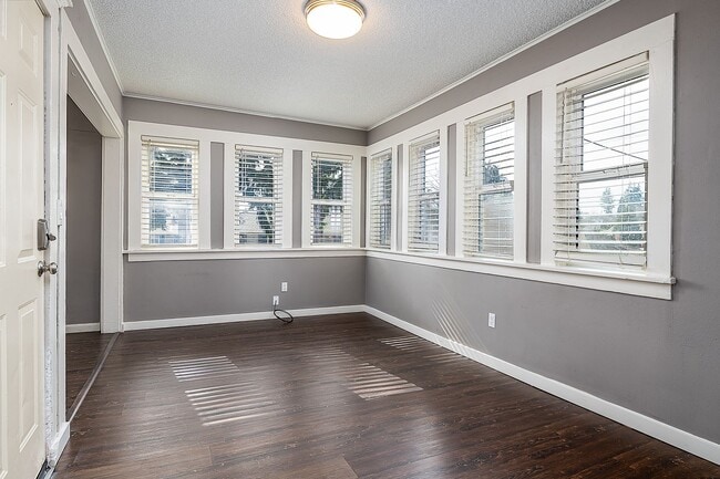 Photo - Beautiful 2nd floor corner unit! Unidad Whistwood 4