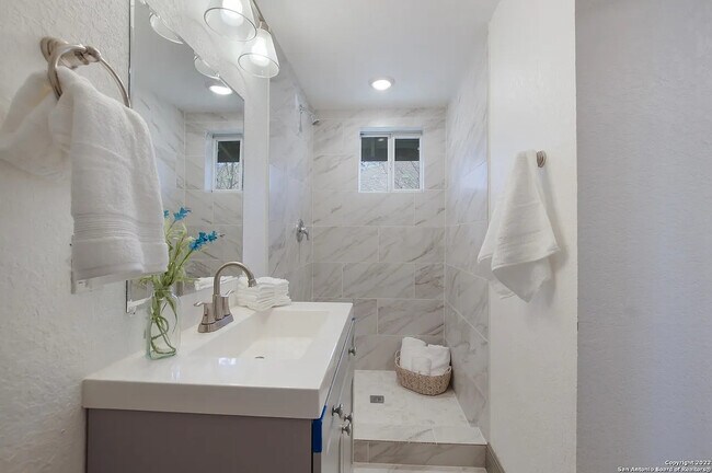 Photo - 2514 Valencia