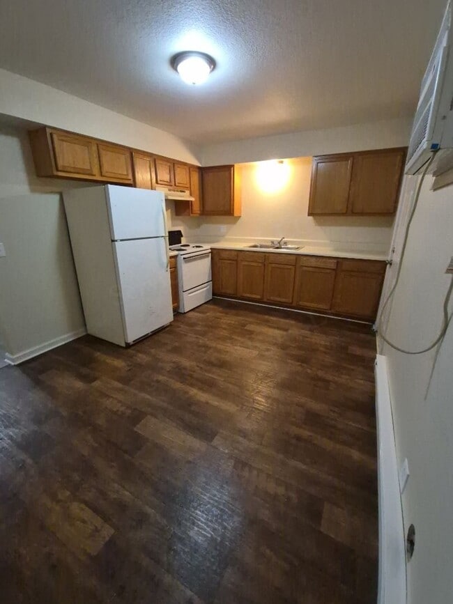 Building Photo - Montgomery Apartments Unit 18