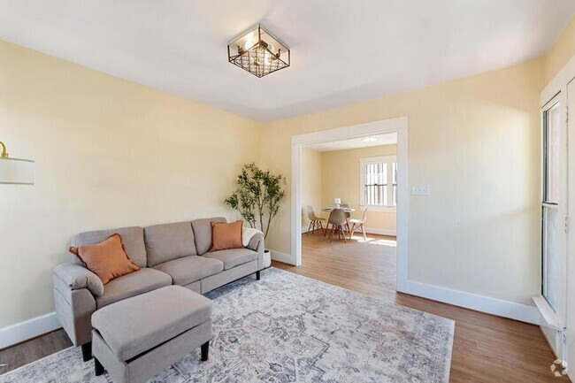 Building Photo - 1321 E 48th St Unit 1325.5 Rental