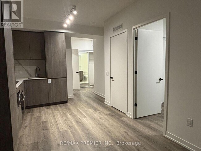 Photo - 8 Interchange Wy Unité 5815