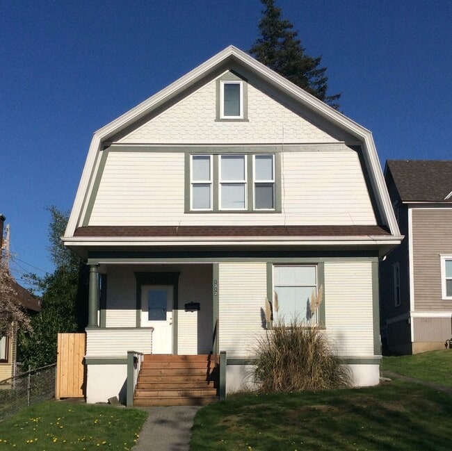 Building Photo - PRELEASE: Spacious 6+ bdrm/2 bath in York Neighborhood