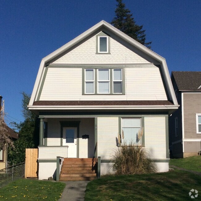 Building Photo - PRELEASE: Spacious 6+ bdrm/2 bath in York ... Rental