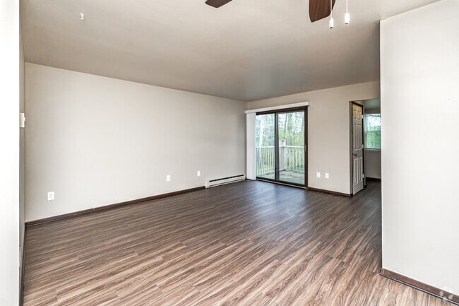 2BR, 1BA - 900SF - Living Room - Willow Glen Apartments