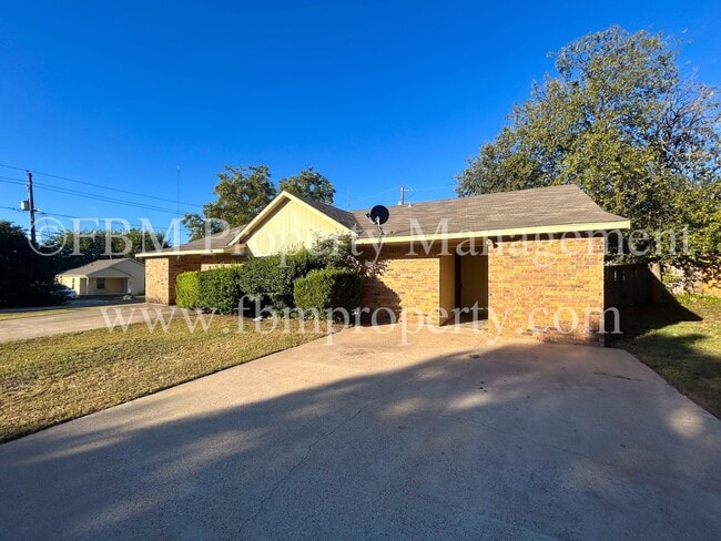 Building Photo - 701-703 Hillcrest Ct Unit 703
