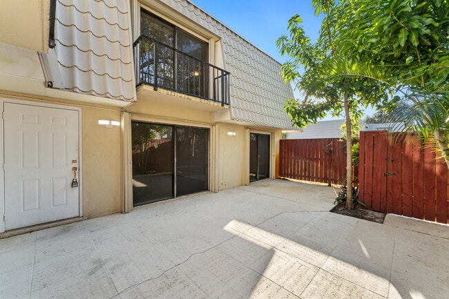 Building Photo - 1700 Embassy Dr