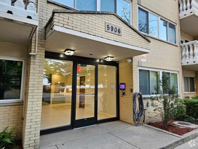 Building Photo - 5906 N Sheridan Rd Rental