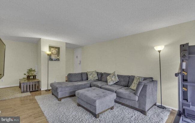 Building Photo - 11232 Chestnut Grove Square Unit 335