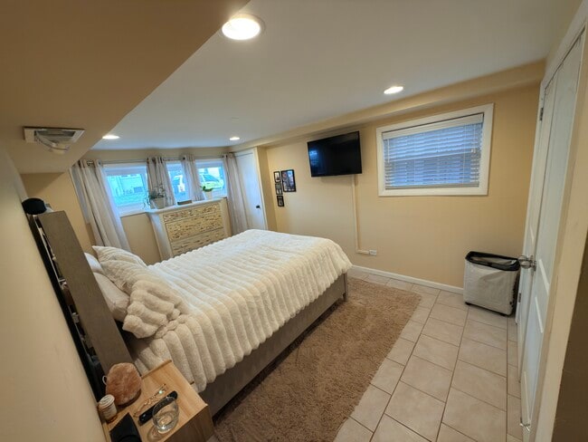 Primary bedroom - 5061 W Eddy St Unit Garden