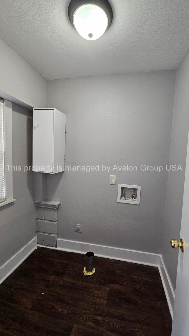 Photo - 2562 Lewis St