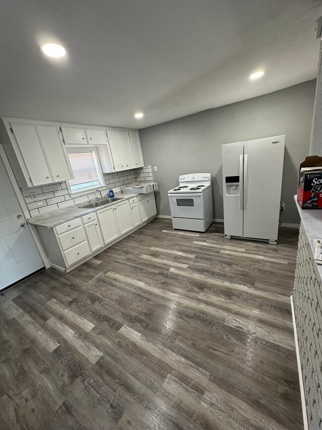 Photo - 500 College St