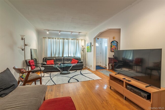 Photo - 65-25 Alderton St
