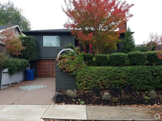 Building Photo - Beautiful Modern Custom Home in Great Sale...