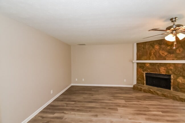 Photo - 306 River Chase Dr