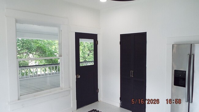 Photo - 940 W Mulberry Ave Unit Upstairs Front 2