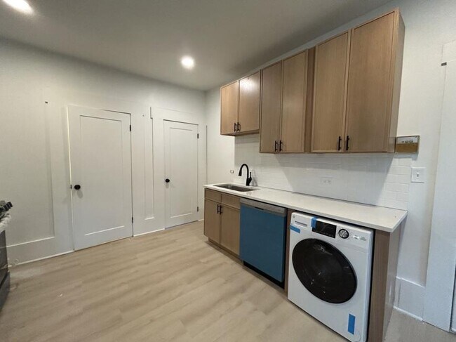 Building Photo - 2 bedroom in Chicago IL 60647 Unit 1RF