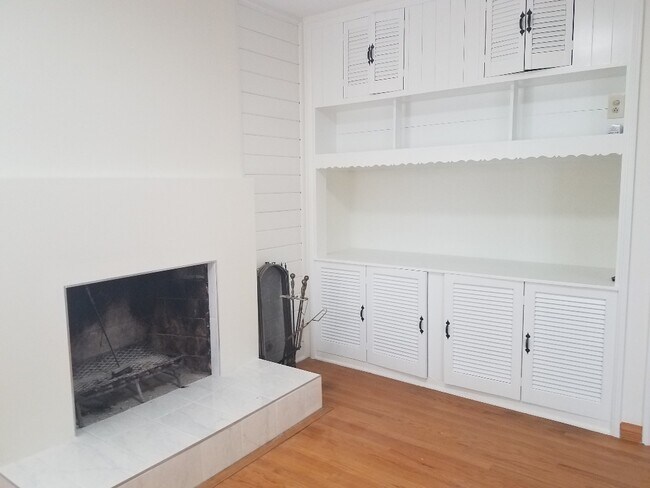 Photo - 6929 Encino Ave