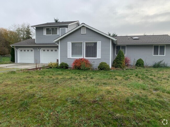 Building Photo - Lovely Home with Massive fenced yard and S...