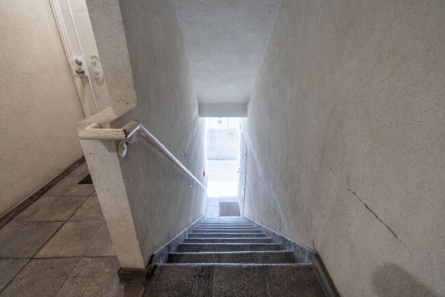 Photo - 1758 N Alexandria Ave Unidad 1758.5