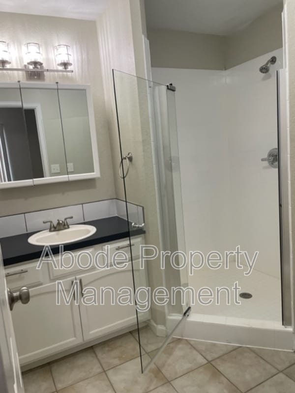 Photo - 480 W 10th St