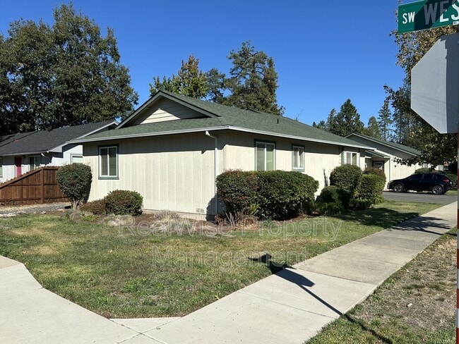 Photo - 1616 SW K St