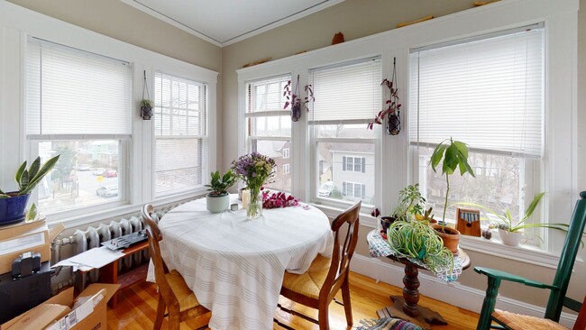 Building Photo - Bright, Spacious 3-Bed in Brighton Rental