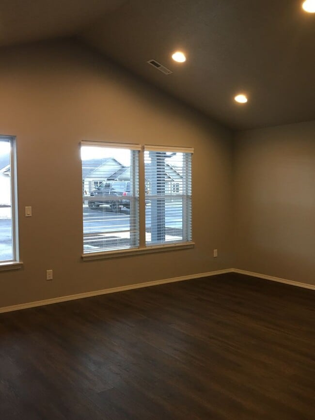 Photo - Single Level 2 Bedroom / 1 Bathroom in SW Redmond