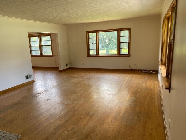 Photo - Charming 3 Bedroom, 3 Bathroom Ranch Home ...