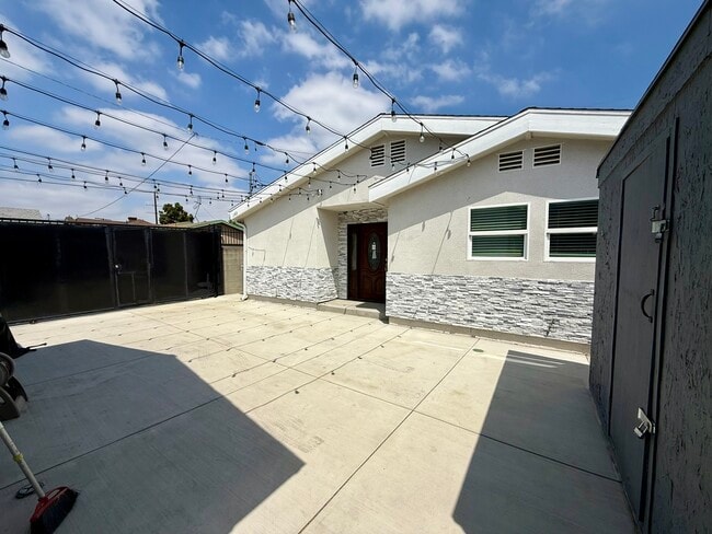 Photo - 1141 W 49th St