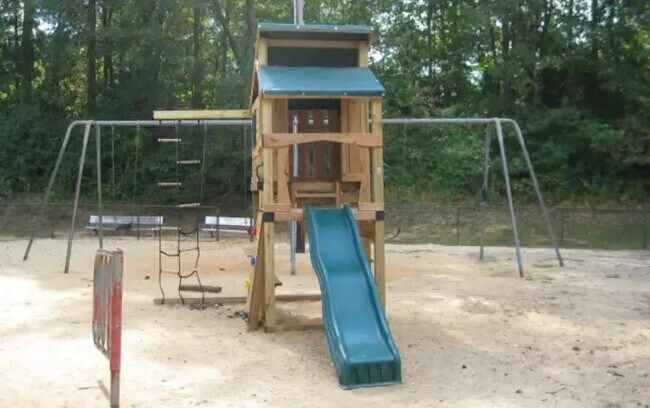 Photo - 380 Regal St