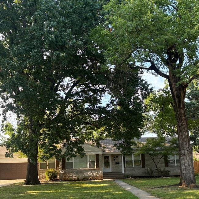 Building Photo - 1041 E Linwood Terrace