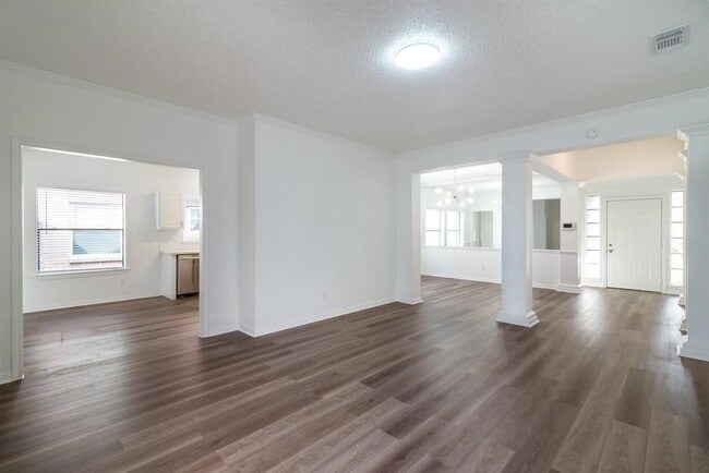 1030 Wentworth Dr