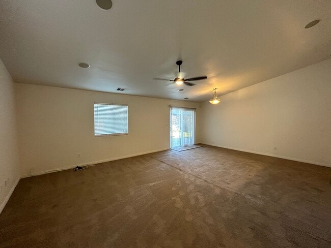 Photo - Large 5 Bedroom/2 Bathroom NW Bakersfield ...