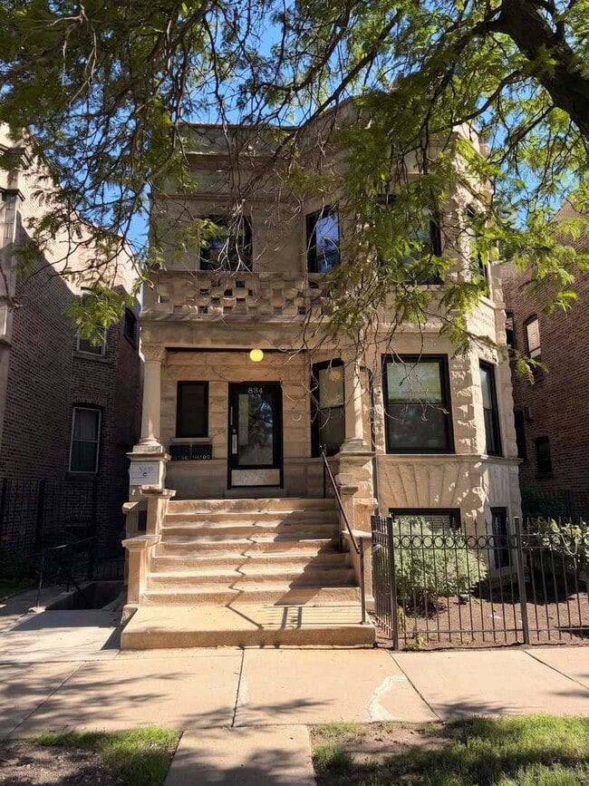 Building Photo - 834 W Waveland Ave Unit GDN
